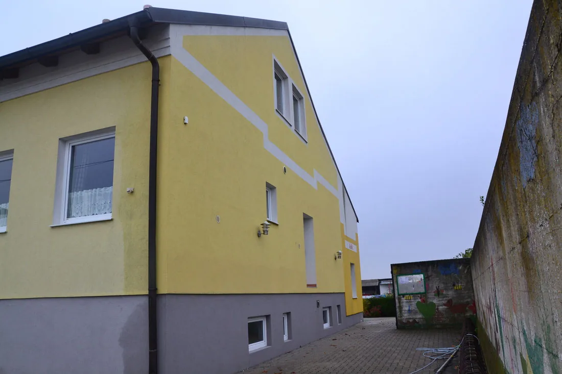 Fassade USC Wallern nach der Fassadenreinigung, sauber