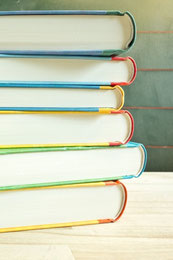 Bücherstapel - Ausbildung und Schulung in der Fassadenreinigung