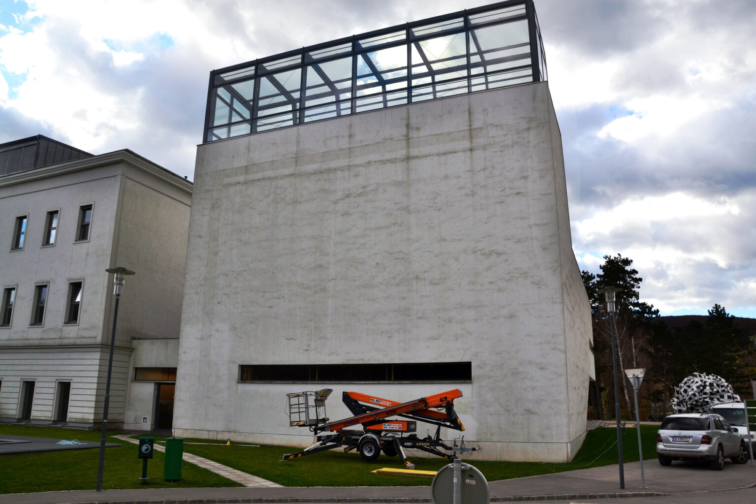 Große Fassade vorher, stark verschmutzt
