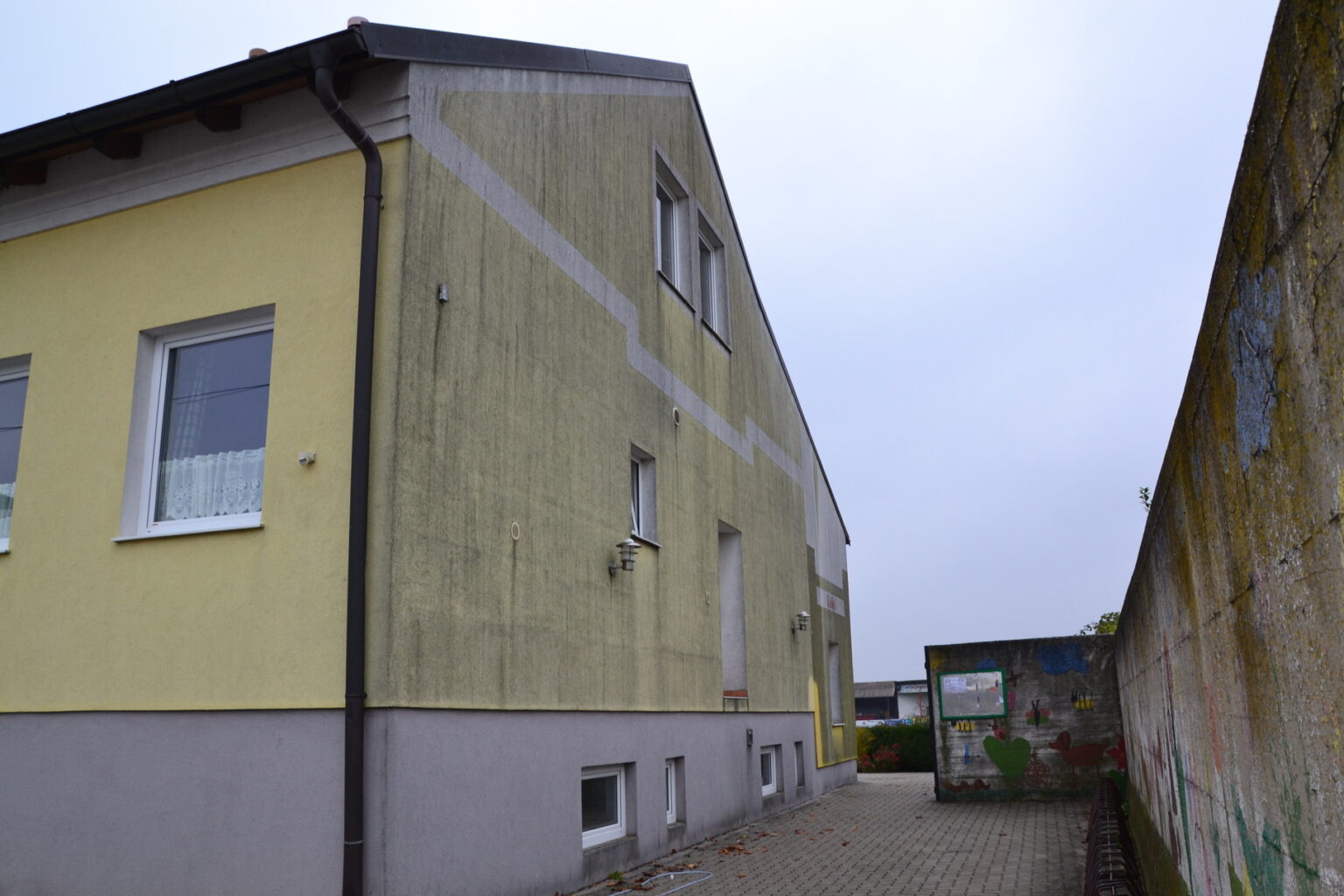Fassade USC Wallern vorher