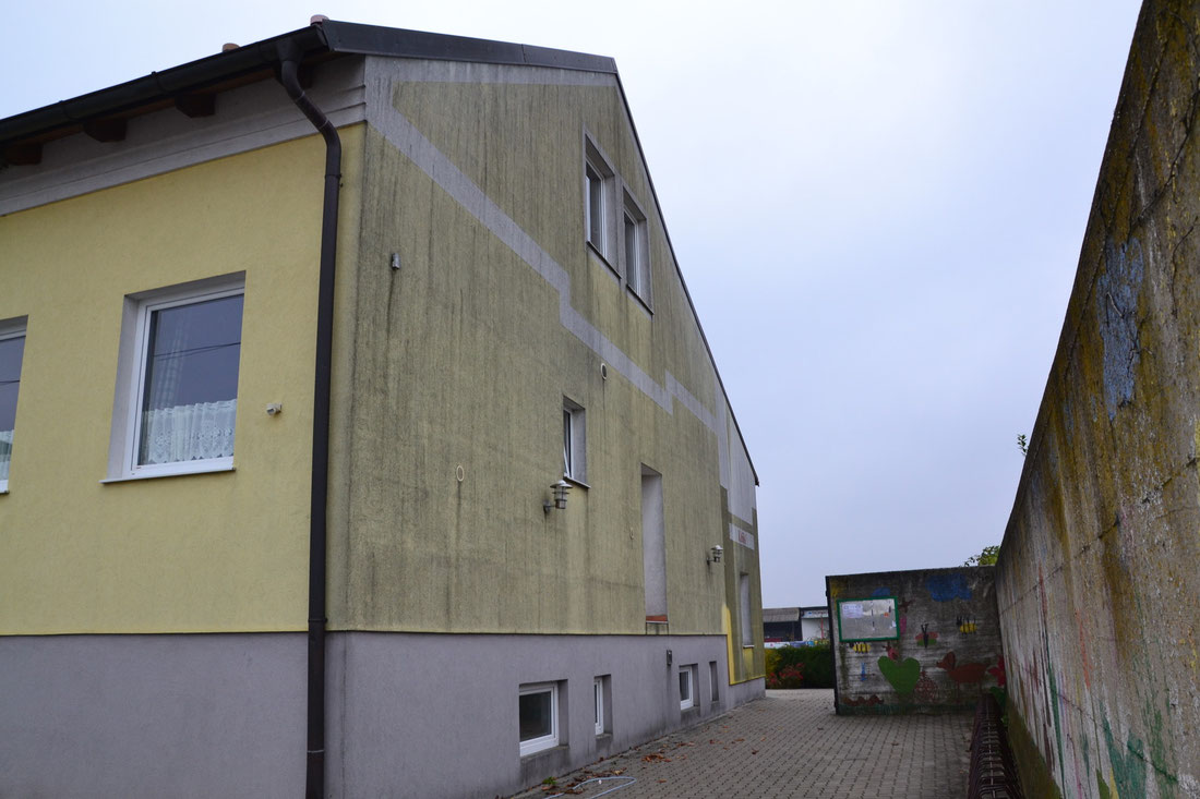 Fassade USC Wallern vor der Reinigung, stark veralgt