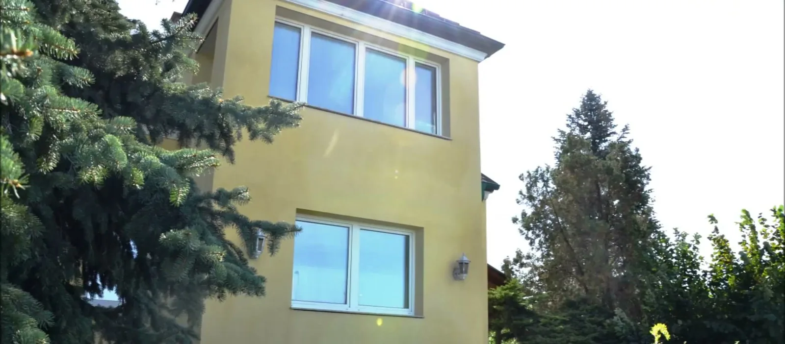 Dasselbe Einfamilienhaus nach der Fassadenreinigung: der gelbe Farbton ist wieder frei