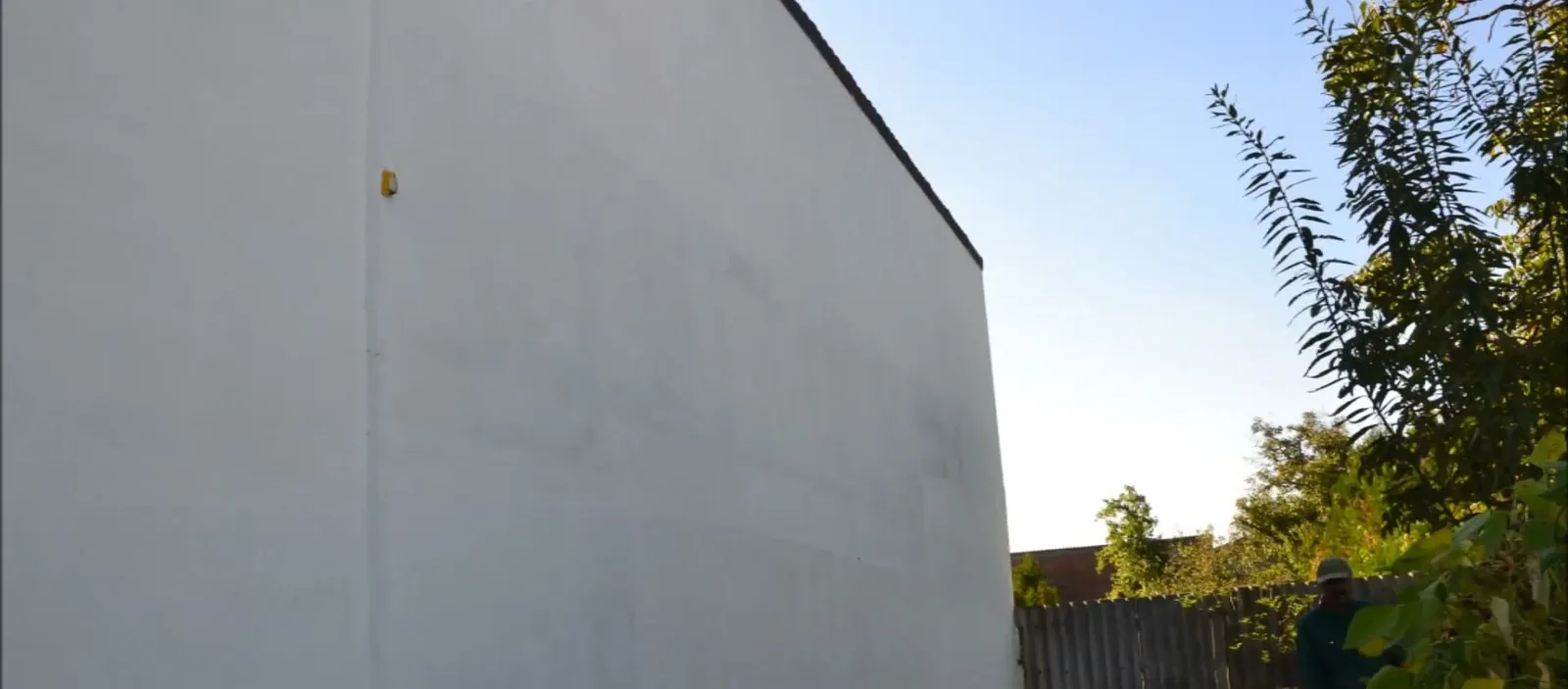 Giebelwand nach der Fassadenreinigung: die weisse Wand ist durchgehend sauber