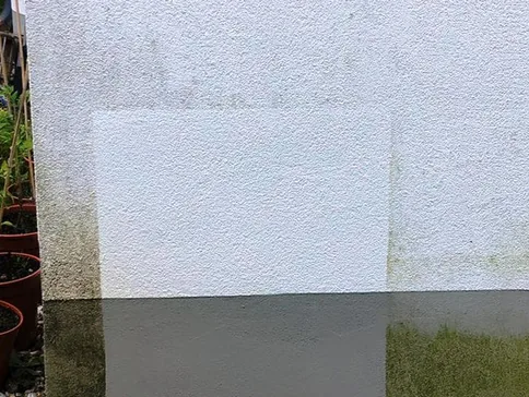 Probefläche vor der Fassadenreinigung