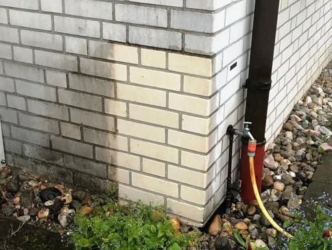 Ergebnisermittlung und Materialverträglichkeit vor der Reinigung der Fassade