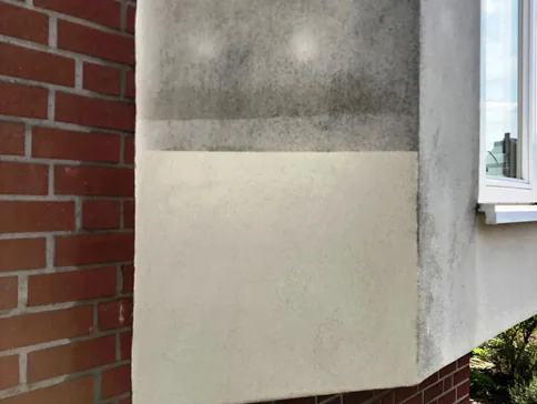 Vor dem Reinigen der WDVS-Fassade bei Algenbefall, legt man Pobeflächen an